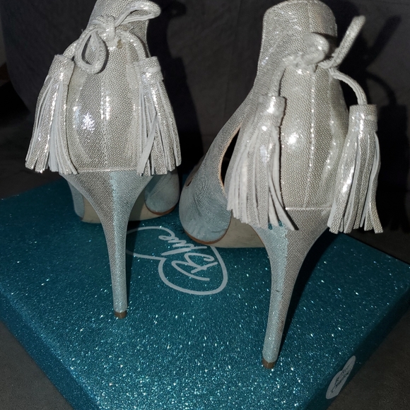Silver heels - Picture 2 of 9